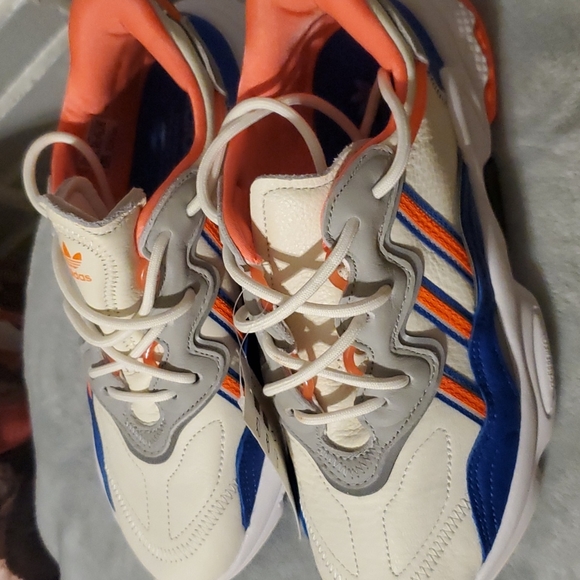 Boys Adidas - Picture 2 of 4